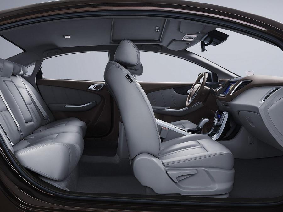 Интерьер Luxgen 5 Sedan 2012 года  (фото 8 из 11)